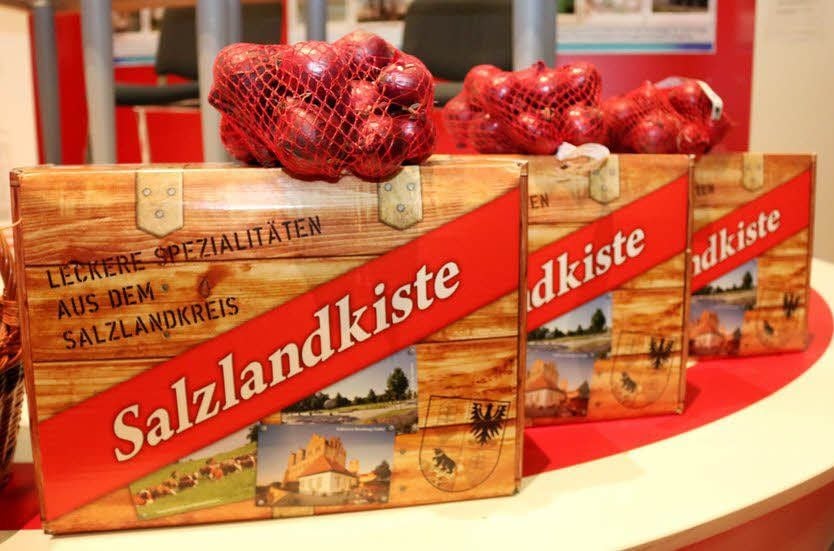 Voll gepackt mit regionalen Produkten, gab es drei dieser Salzlandkisten bei einem Quiz rund um den Salzlandkreis zu gewinnen.