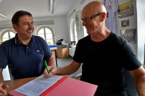 Entspannte Atmosphäre bei HCA-Geschäftsführer Randolf Neumann (li.) und dem neuen Trainer der Aschersleber Alligatoren Gunter Funk: Die Verträge sind unter Dach und Fach. (FOTO: GEHRMANN)
