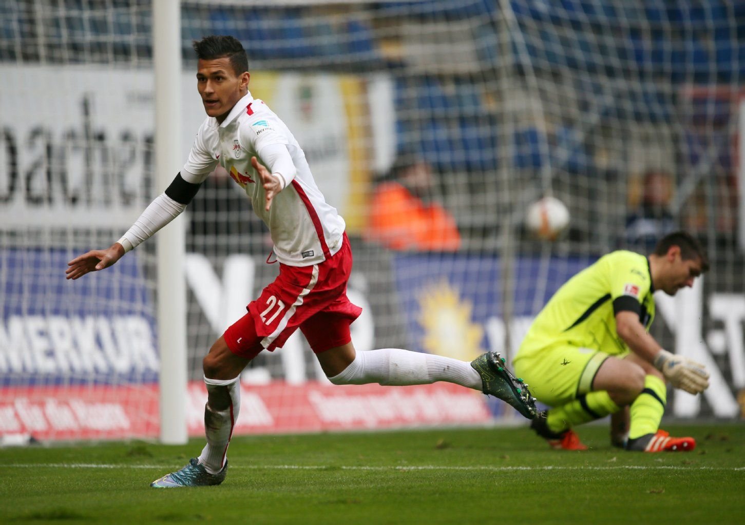 Davie Selke jubelt nach seinem Treffer zum 1:0 für RB Leipzig.