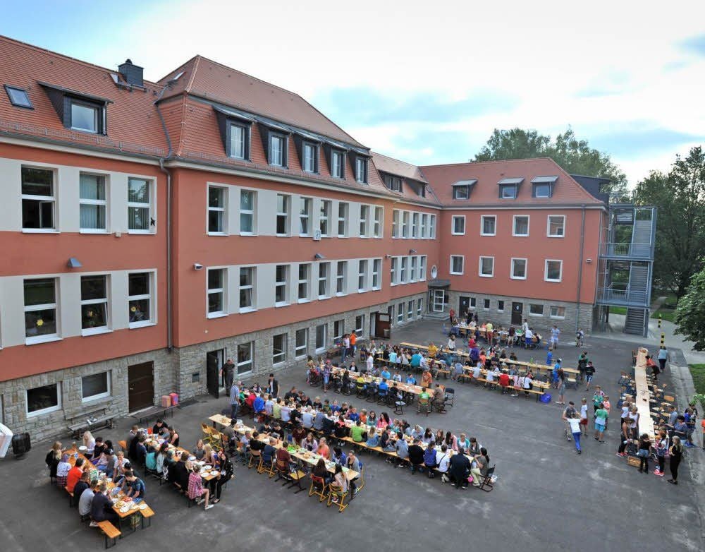 Gemütlichkeit auf dem Raguhner Schulhof. Nach dem Ende der Ferien wird gemeinsam gefrühstückt.