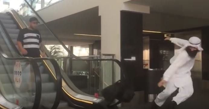 Als Araber verkleidet erschrecken die Darsteller Passanten.