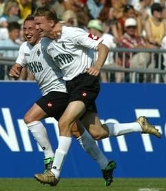 Der für Gladbach rettende Ausgleichstorschütze zum 1:1-Endstand, Joris van Hout (r), freut sich zusammen mit seinem Mannschaftskollegen Marcel Ketelaer über den Treffer. (Foto: dpa)