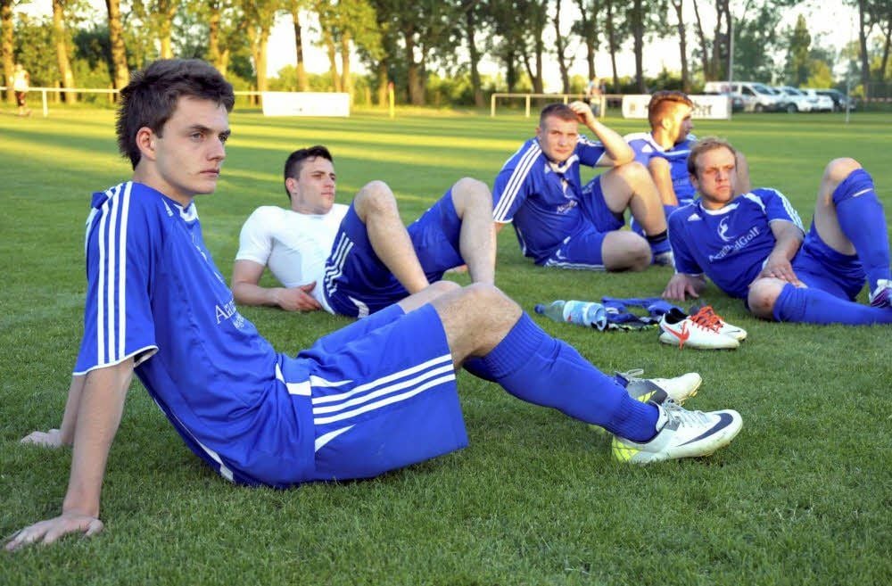 Enttäuscht sitzen Marcel Pusch, Christian Wegener, Manuel Lichtenfeld, Lucas Weichbrot und Torsten Wendlandt (v.l.) auf dem Rasen.