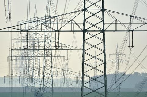 Überland-Stromleitungen stehen nahe dem nordhessischen Hofgeismar. (FOTO: DPA)