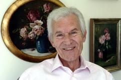Ex-«Tagesschau»-Sprecher Wilhelm Wieben lächelt am Mittwoch (25.05.2005) in seiner Wohnung in Hamburg in die Kamera des Fotografen. Wieben, der 26 Jahre lang in der «Tagesschau» Nachrichten vorlas, feiert am Donnerstag (2.Juni) seinen 70. Geburtstag. (Foto: dpa)