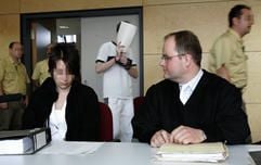 Die Mutter, die ihr Kind Justin mit Rotkraut zu Tode gefüttert haben soll, sitzt am Dienstag (20. Juni) mit ihrem Anwalt im Landgericht Kaiserslautern beim Prozessauftakt. (Foto: dpa)