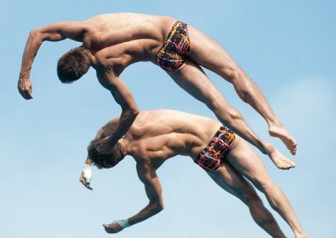 Die deutschen Synchronspringer Patrick Hausding (unten) und Sascha Klein im Finale vom 10-Meter-Turm zur Schwimm-EM 2010 in Budapest, Ungarn. (FOTO: ARCHIV/THISSEN/DPA)