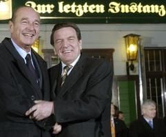 Bundeskanzler Gerhard Schröder und der französiche Staatspräsident Jacques Chirac (m.) geben sich am Montag vor Schröders Stammkneipe "Zur letzten Instanz" in Berlin die Hand. (Foto: dpa)