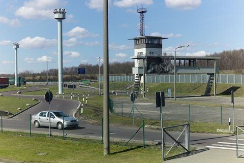 Blick auf den Kontrollturm an der ehemaligen Grenzübergangsstelle Marienborn (Landkreis Börde) an der Autobahn 2. (FOTO: DPA)
