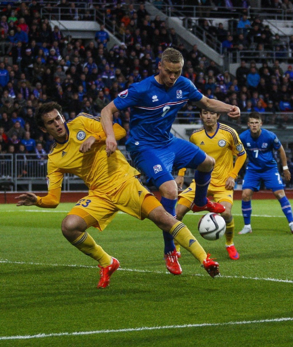 Kolbeinn Sigthorsson im Zweikampf mit Yuri Logvinenko.