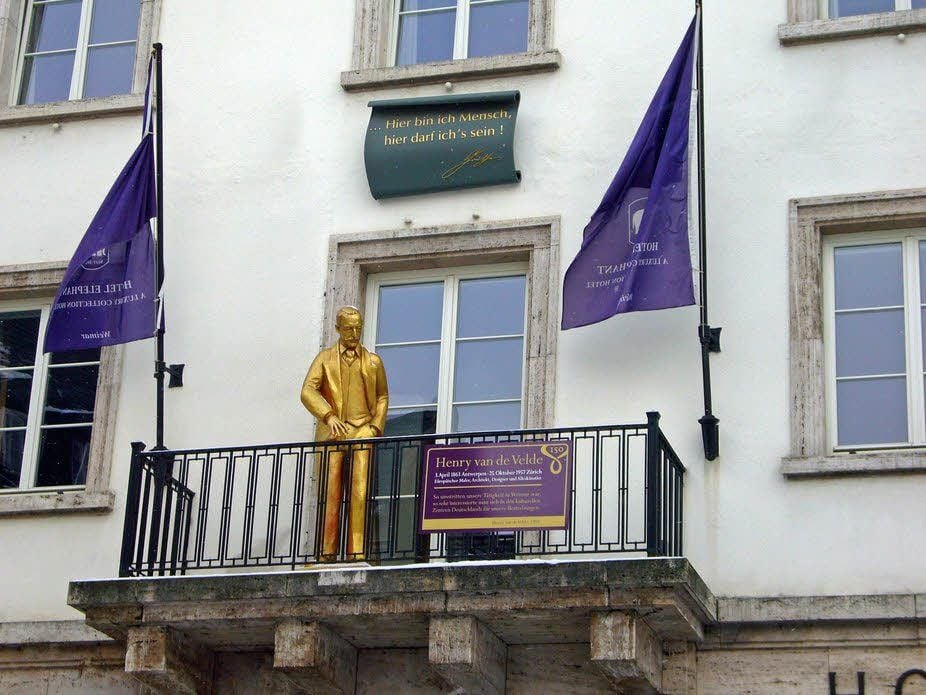 Vom Balkon des Weimarer Hotels „Elephant“ grüßt golden Henry van de Velde als Ehrengast.