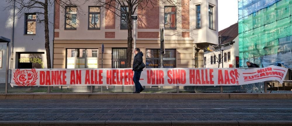 HFC-Anhänger wollen am Reileck mit diesem Banner „Danke an alle Helfer“ sagen. Auch an der Hochstraße am Riebeckplatz hängt ein solches Transparent.