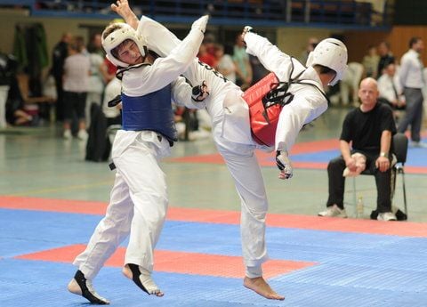 Lokalmatador Sanny Mike Schöndube (rote Weste) vom KSC Dragon Halle bezwang im 72-Kilo-Limit seinen Kumpel Martin Goldschmidt (blaue Weste) aus Schönebeck. (FOTO: ANDREAS LÖFFLER )