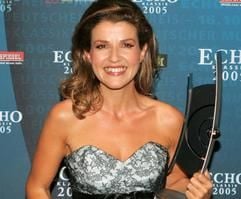 Die Geigerin Anne-Sophie Mutter hält am Sonntag (16.10.2005) bei der Verleihung des «Echo Klassik 2005» im Gasteig in München den Preis in der Kategorie «Die Instrumentalistin des Jahres» im Arm. (Foto: dpa)