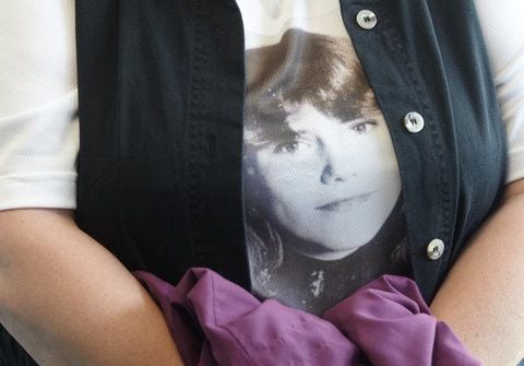 Petra Brieger, die Schwester der vor 30 Jahren ermordeten damals 18-jährigen schwangeren Lolita Brieger, trägt im Gerichtssaal des Trierer Landgerichts ein T-Shirt mit einem Foto ihrer toten Schwester. (FOTO: DPA)