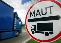 01. Januar 2005: Mit 16 Monaten Verspätung geht das satellitengestützte Systemfür die Lkw-Maut auf den deutschen Autobahnen in Betrieb. (Foto: dpa)