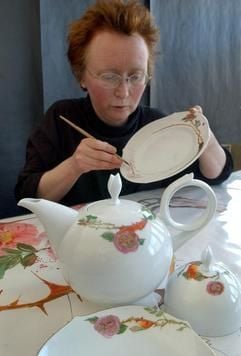 Das Service "Wellenspiel" im neuen Rosendekor bemalt am Mittwoch (05.02.2003) Gudrun Gaube in der Staatlichen Porzellan-Manufaktur Meissen. Mit dem Produkt wird sich das Traditionsunternehmen auf der Messe "Ambiente" vorstellen, die vom 14.02.2003 bis 18.02.2003 in Frankfurt/Main stattfindet. Die Staatliche Porzellanmanufaktur Meissen informiert am Mittwoch auf ihrer Jahres-Pressekonferenz über die aktuelle Situation. (Foto: dpa)