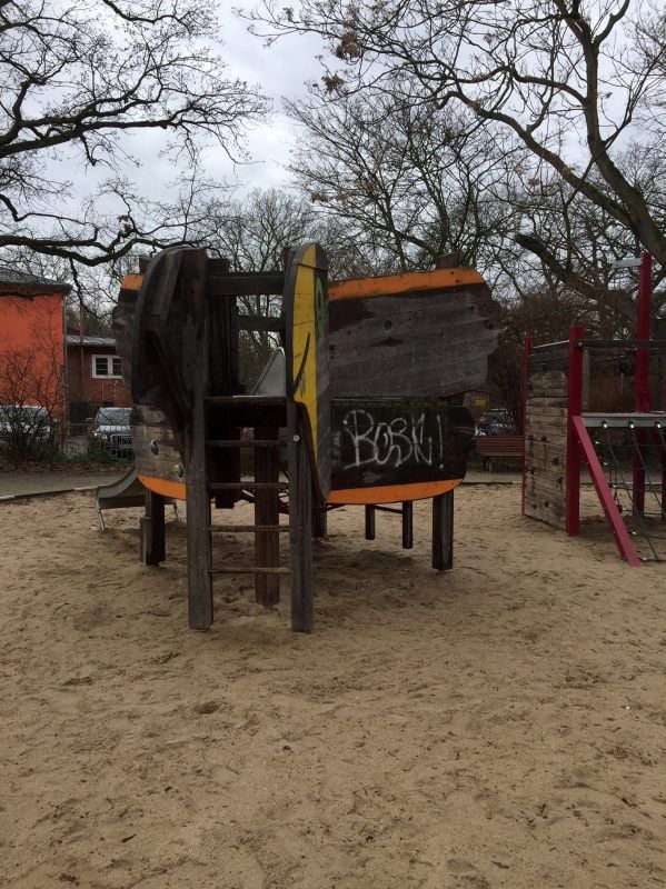 Der Zustand des Spielplatzes am Tierpark sorgte bei einem Wittenberger für Kritik. Die Stadt ist dem nachgegangen, sieht aber aktuell keinen Handlungsbedarf. Die Anzahl der Spielgeräte ist auf dem Wasserspielplatz übersichtlich, weil, wie der Name sagt - das Spiel mit Wasser (aus einer Pumpe) und Sand im Vordergrund stehen soll.
