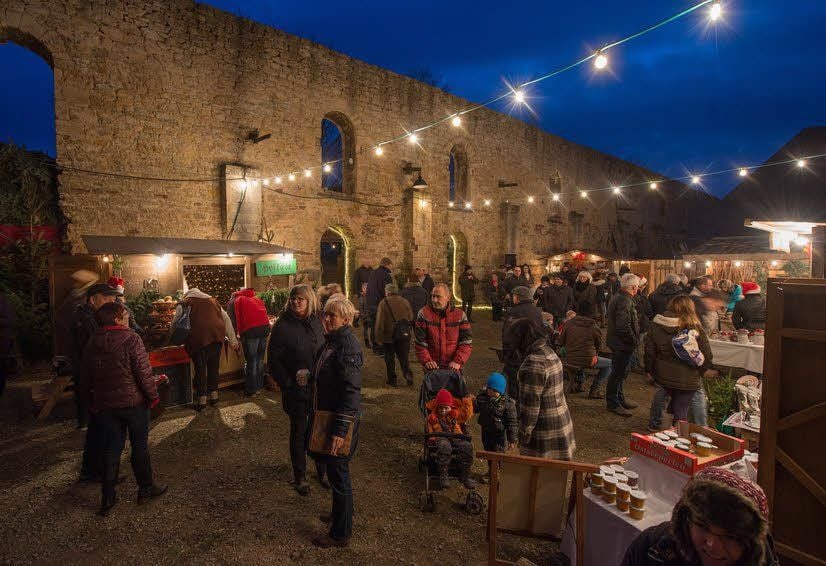 Romantik pur bot der Markt in den Mauern der riesigen Scheune.