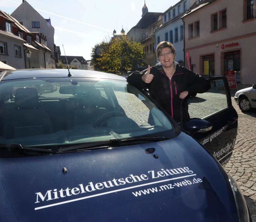 Daumen hoch und los! Anke Losack ist als neue MZ-Stadtreporterin in Hettstedt ab Dienstag auf Tour.