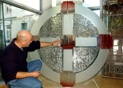 Der Diplom-Glasgestalter Günter Grohs begutachtet in der Quedlinburger Glaswerkstatt "Schneemelcher" ein fertiges Glasfenster. (Foto: dpa)