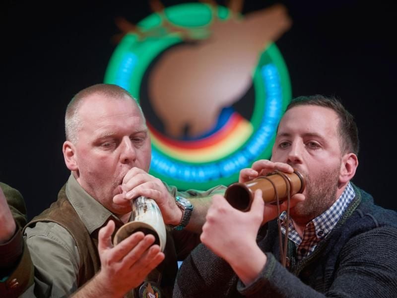 Sieger Enrico Braun (l) und der zweitplazierte Christoph Uffelmann bei der 20. Deutschen Meisterschaft der Hirschrufer. Foto: Bernd Thissen