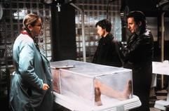 Polizistin und Profilerin Jessica Shepard (Ashley Judd, M) und ihr Kollege Mike Delmarco (Andy Garcia, r) ermitteln im neuen Kinofilm "Twisted" in einem Leichenschauhaus. Shepard und ihre Kollegen werden auf eine brisante Mordserie angesetzt. Mit Erschrecken muss Shepard feststellen, das die männlichen Mordopfer eins gemeinsam haben: Sie hatten alle eine flüchtige Affäre mit ihr. Den Film inszenierte Regisseur Philip Kaufmann. Der Film kommt am 20.05.2004 in die Kinos. (Foto: dpa)