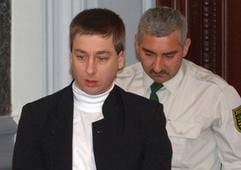 Der mutmaßliche Mörder der sechsjährigen Ayla aus Zwickau, Mario L., wird in den Gerichtssaal geführt. Die Anklage wirft dem 37-Jährigen Vergewaltigung und Mord vor. (Foto: dpa)