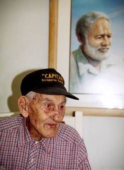 Gregorio Fuentes vor einem Foto von Ernest