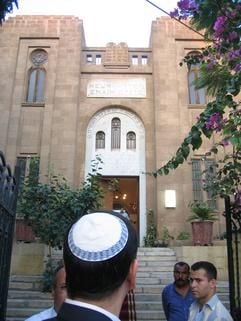 Juden versammeln sich vor der nach langer Zeit wieder eröffneten Synagoge in Kairo. Sie war 1934 im Viertel Maadi gebaut worden. Die jüdische Gemeinde in Ägypten besteht heute nur noch aus wenigen Dutzend Mitgliedern in Kairo und Alexandria. (Foto: dpa)