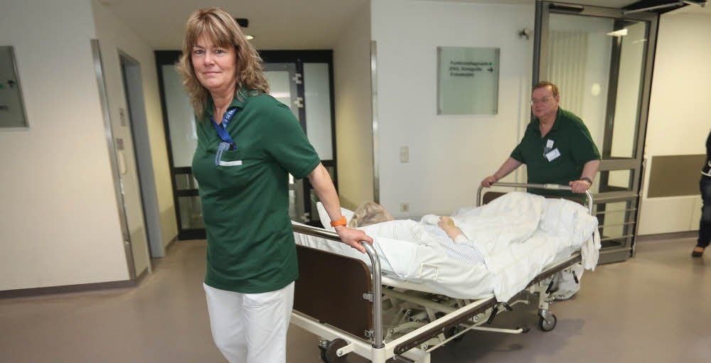 Die früheren Bürgerarbeiter Ina Liebigt und Helmut Strzyzynski wurden als Mitarbeiter im Krankentransport des Klinikum eingestellt.