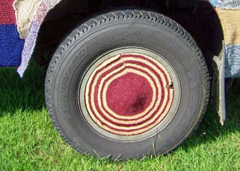 Selbst die Radkappen sind bunt bestrickt.