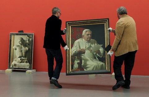 Der Leipziger Maler Michael Triegel (l.) und ein Galeriemitarbeiter tragen im Museum der Bildenden Künste in Leipzig das von Triegel gemalte Portrait von Papst Benedikt XVI. (FOTO: DAPD)