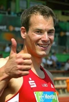 Ingo Schultz freut sich im Sommer 2002 beim 8. Bayer Leichtathletik-Meeting über seine Zeit. (Foto: dpa)