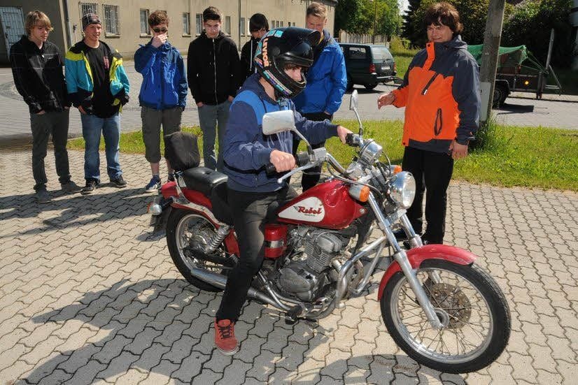 Fahrlehrer Peter Richter (re.) hatte als Fahrschulmotorrad eine „Honda Rebel“ mit nach Mark Zwuschen gebracht.