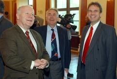 Die drei Ministerpräsidenten der unionsgeführten Bundesländer Sachsen, Sachsen-Anhalt und Thüringen, Georg Milbradt, Wolfgang Böhmer und Dieter Althaus (v.l.) (Archivfoto: dpa)
