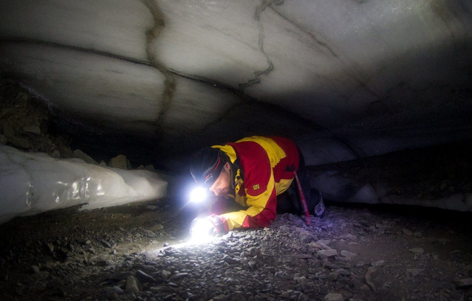 Bergführer Trond macht es vor: In der Eishöhle geht es an manchen Stellen nur auf allen Vieren voran.