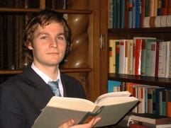 «Deutschlands jüngster Schlossherr», der 26-jährige Student Constantin Trettler aus Berlin, steht am Montag (24.01.2005) in der Bibliothek des Tudor-Schlosses im mecklenburgischen Kittendorf. Das 1995 von seinem Vater wiederbelebte Schloss aus dem Jahre 1853 hatte Constantin Trettler 2004 nach dem Tod seines Vaters geerbt. Nun will der Schlossherr sein begonnenes Studium fortsetzen und die Immobilie veräußern. Das Hotel soll jedoch fortgeführt werden und Hochzeitspaare sollen sich demnächst in einem Standesamt im Schloss das «Ja-Wort» geben. (Foto: dpa)
