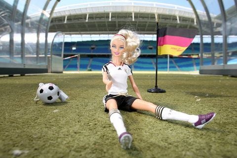 Eine Barbiepuppe im Trikot der Deutschen Frauenfussball-Nationalmannschaft zur Frauenfussball-Weltmeisterschaft 2011 in Deutschland sowie weitere Fanartikel liegen in der Red-Bull-Arena in Leipzig. (FOTO: DPA)