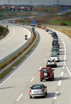 Die ersten Autos fahren am Montag (25. Oktober 2004) im Süden von Dresden auf der Autobahn A 17 nach Prag auf einem drei Kilometer langen Mittelstück, das noch keine Anbindung an die bereits befahrbaren Abschnitte besitzt. (Foto: dpa)