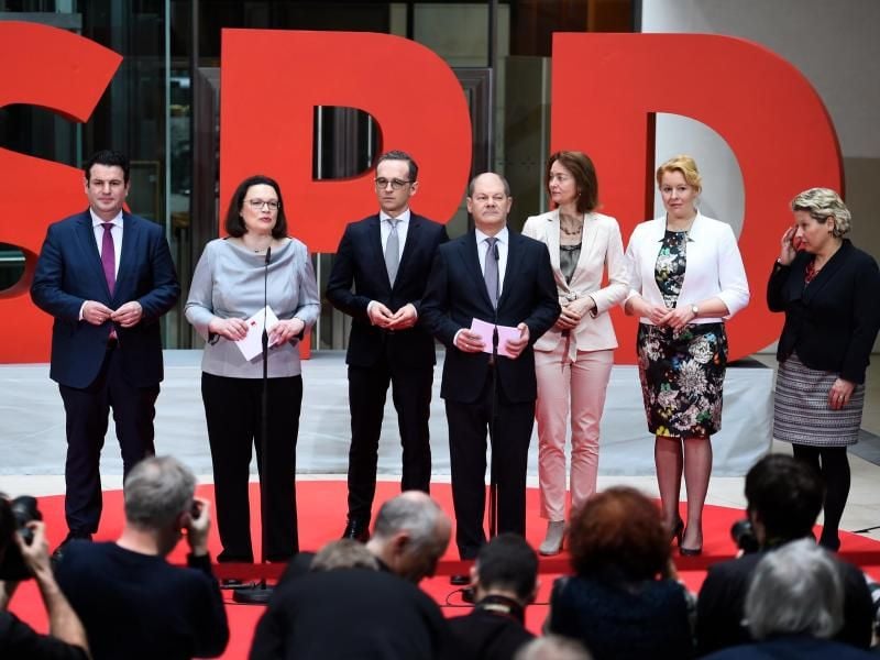Fraktionschefin Andrea Nahles (2.v.l.) und der kommissarische SPD-Vorsitzende Olaf Scholz (M) stellen die Ministerliste für die neue GroKo vor: Hubertus Heil, Heiko Maas, Katarina Barley, Franziska Giffey, Svenja Schulze (L-R). Foto: Gregor Fischer
