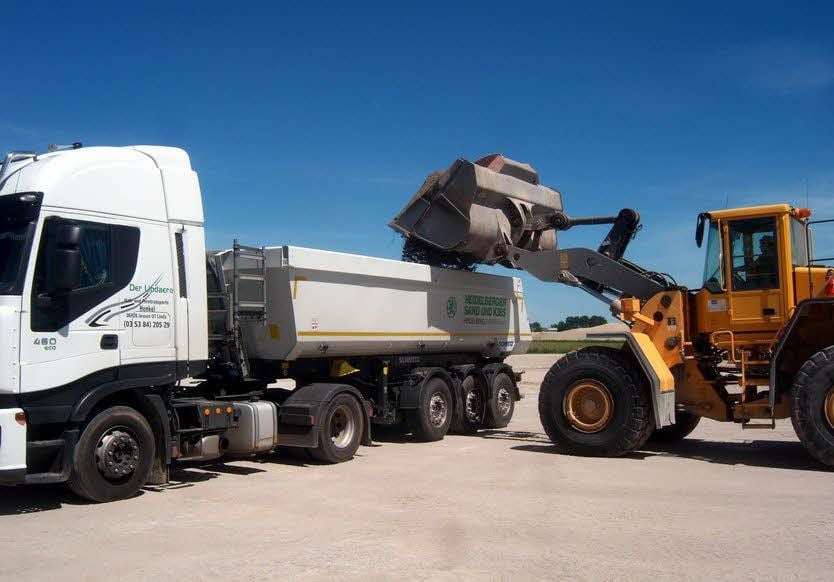 Sand wird in Lindwerder auf Lkw verladen. Angefordert worden war er nach dem Deichbruch an der Schwarzen Elster.