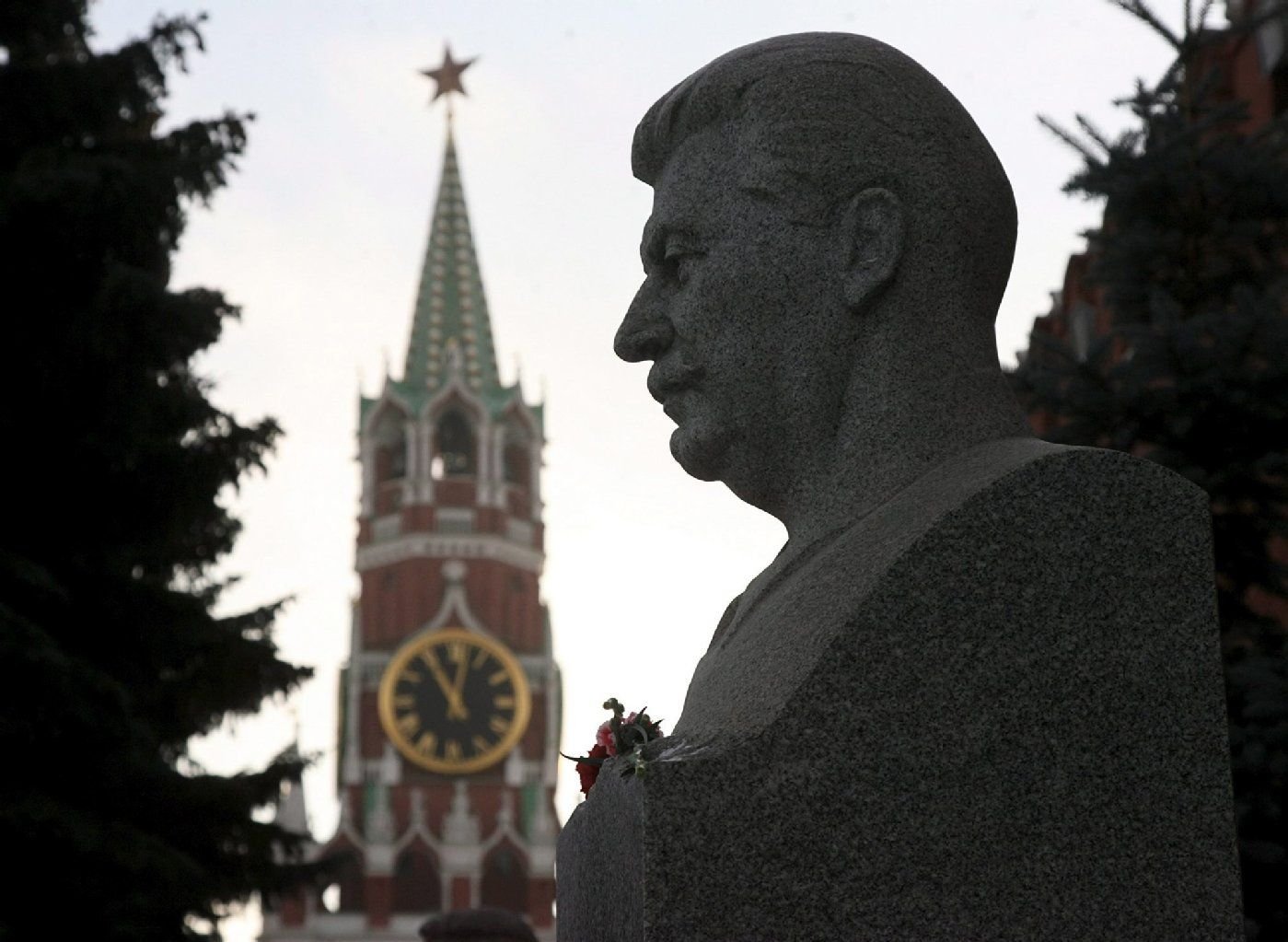 Eine Büste des russischen Diktators Josef Stalin, aufgenommen auf seinem Grab auf dem Roten Platz in Moskau.