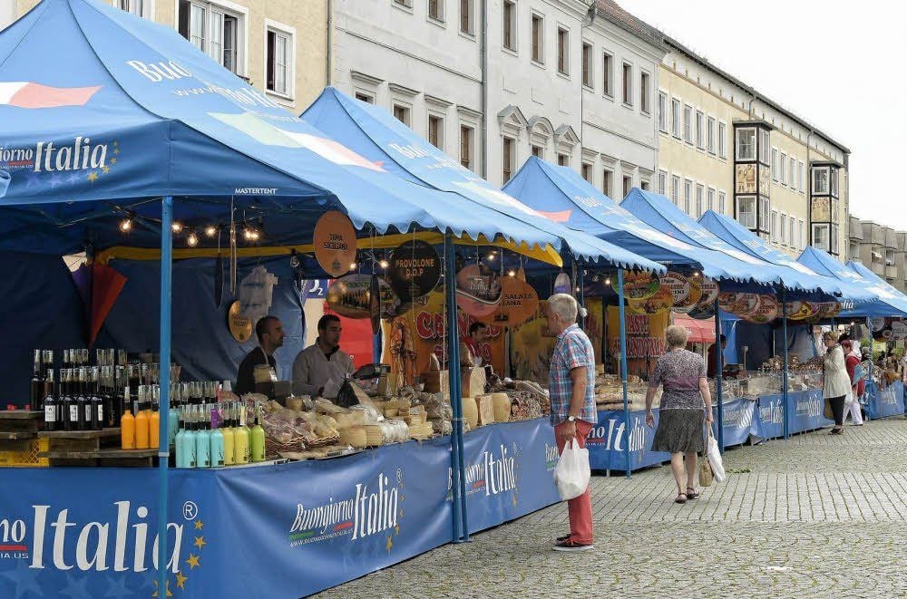 Italienischer Markt auf dem Marktplatz
