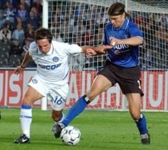 Der Hamburger Tomas Ujfalusi (r) setzt sich am Sonntag (28.09.2003) im Berliner Olympiastadion gegen Herthaner Roberto Pinto durch. Durch ein Ausgleichstor der Hamburger in der 90. Minute endete das Spiel 1:1 unentschieden. (Foto: dpa)