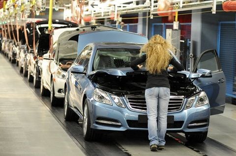 Eine Arbeiterin des Stuttgarter Automobilherstellers Mercedes-Benz im Daimler Konzern macht im Werk Sindelfingen an einen Mercedes E-Klasse Fahrzeug die Endkontrolle (FOTO: DPA/ARCHIV)