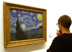 Vor dem Bild «Sternennacht» von Vincent van Gogh (1889) steht in der Neuen Nationalgalerie in Berlin ein Besucher der Ausstellung «Das MoMA in Berlin». (Foto: dpa)