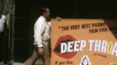 Ein Mann trägt ein Kinoplakat des Pornofilms «Deep Throat», der kurz nach seiner Veröffentlichung im Jahr 1972 zeitweise verboten wurde. Am Donnerstag, 11.08.2005, kommt der Dokumentarfilm «Inside Deep Throat» in die deutschen Kinos. Die Autoren untersuchen darin die politischen Konsequenzen dieses Skandalfilms. Hauptdarstellerin Linda Lovelace unterhielt darin mit einer physischen Fehlkonstruktion das Kinopublikum weltweit: Mit der Klitoris im Hals war sie stets zu oralen Diensten aller Art bereit. (Foto: dpa)