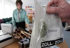 Bei Drogen hört der Spaß auf - Urlauber, die mit Marihuana, Ecstasy oder Heroin erwischt werden, müssen in vielen Ländern mit harten Strafen rechnen. (Foto: dpa)