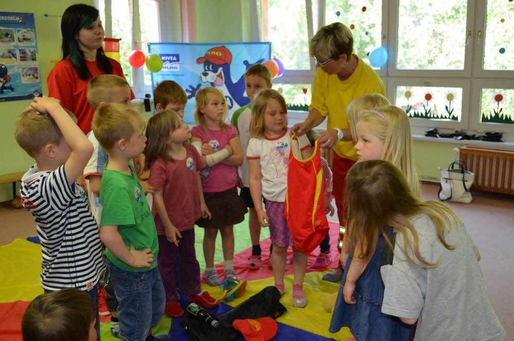 Ina Kiowski (r.) und Tina Jauernig haben den Kindern wichtige Regeln beim Baden erklärt.